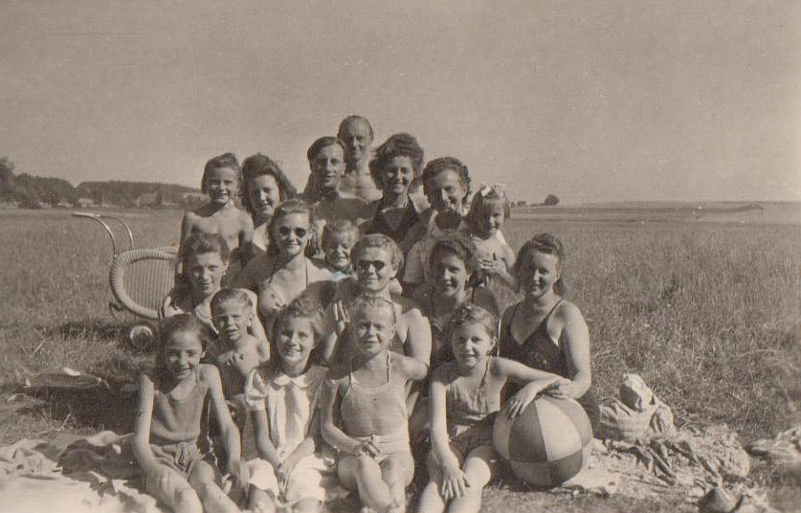 Frauen und Kinder an der Glonn Juli 1948