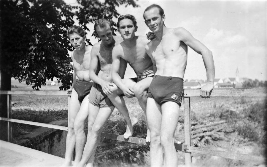 Am Wehr in Weichs im Juli 1949<br>v. l. Betz Hubert, Bücherl Hans,<br>Wagner Willi, Czerni Georg