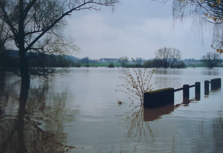 Mühlbach bei Petershausen 1994. Bei Überschwemmungen wird der Platzbedarf eines Flusses sichtbar.